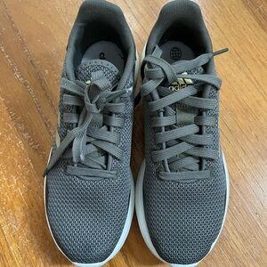 Adidas cloudfoam sneakers - like new! Size 7